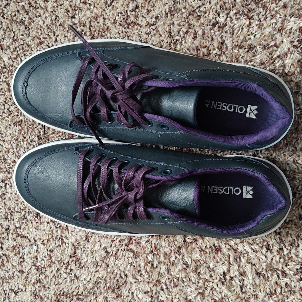 A pair tennis shoes